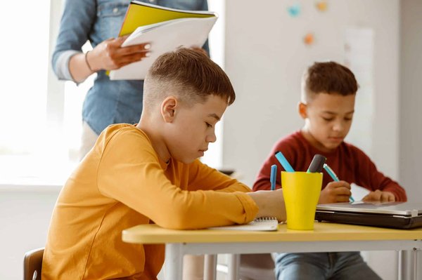 Qual è il modo più efficace per testare l'usura degli ammortizzatori in un veicolo commerciale?