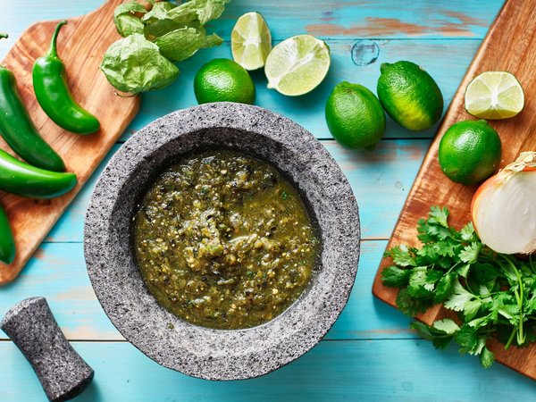 Quali sono i segreti per una perfetta salsa verde con erbe aromatiche fresche?