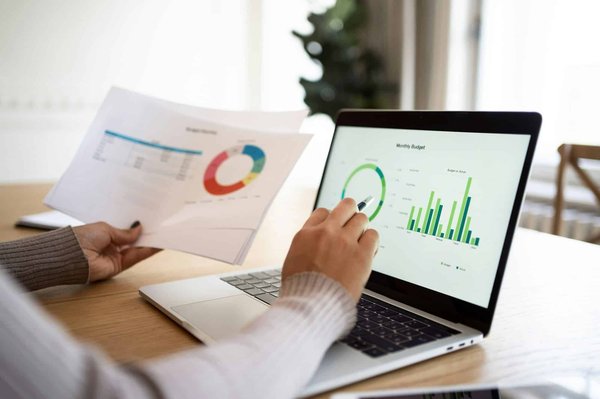 Come sviluppare un'applicazione per la gestione del budget personale con funzionalità di intelligenza artificiale?